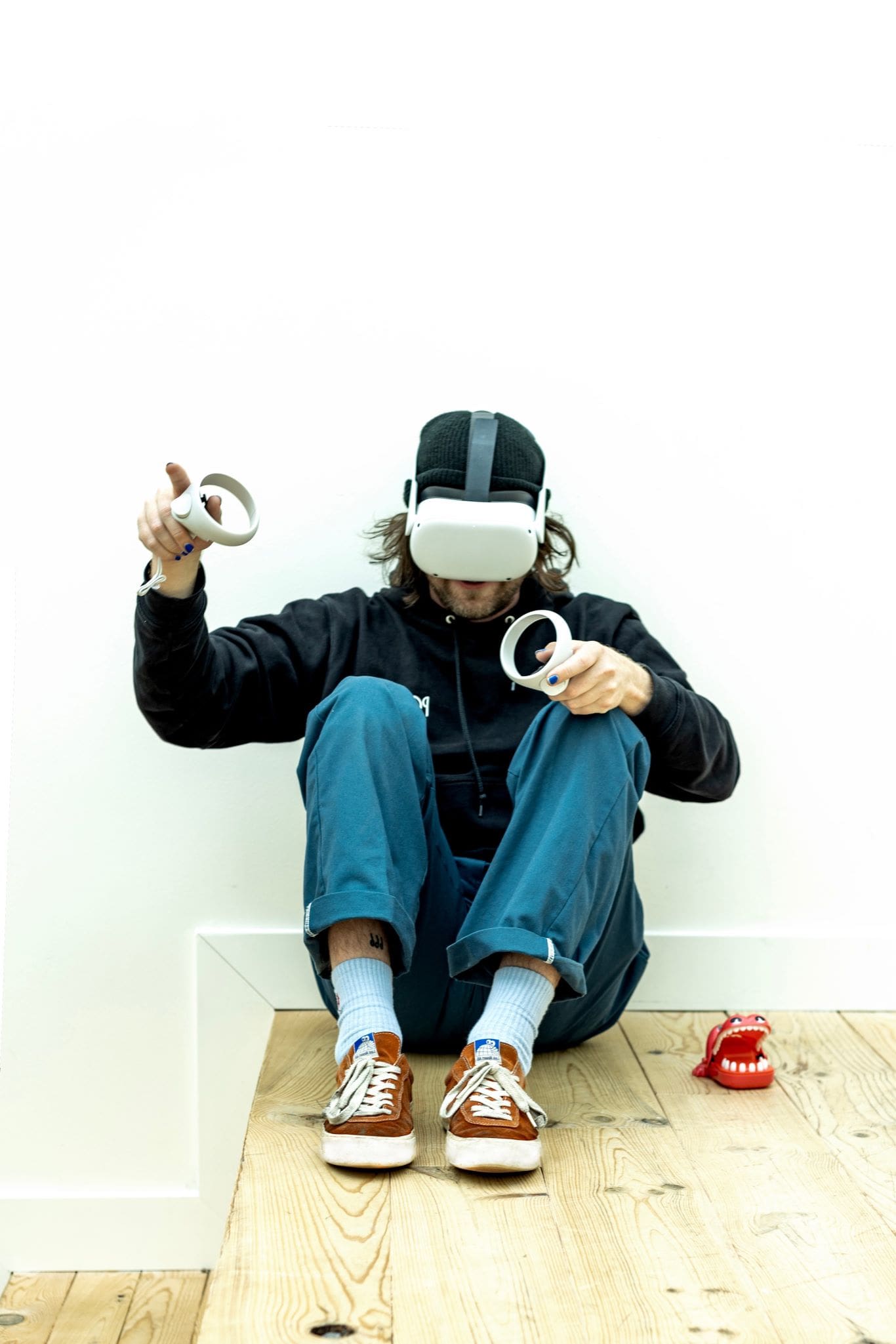 Afbeelding van Jorrin Colsen die op een trap zit met een VR bril op zijn gezicht en controllers in zijn handen