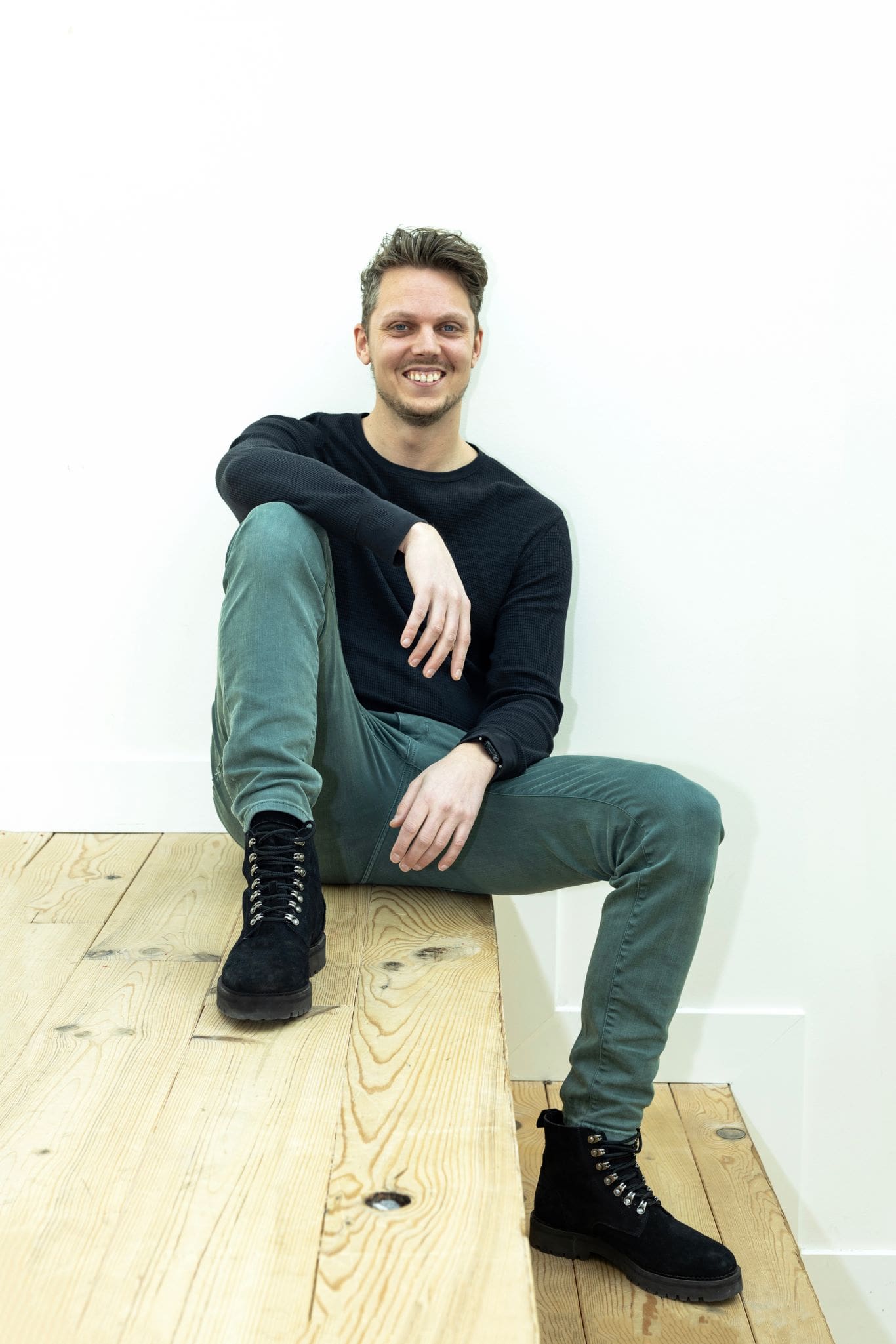 Afbeelding van Wesley Broeders die op een trap zit